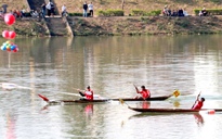 Đua thuyền độc mộc trên dòng sông chảy ngược