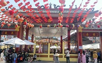 Hình ảnh khác lạ tại Chùa Bà Bình Dương vào mùng 7 tháng Giêng