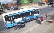 CLIP: Tông xe đạp điện khiến một học sinh văng xa nhưng tài xế xe buýt không biết?