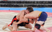 VIDEO: Đô vật Zakhar đại náo sới vật Ngô Sài và "ẵm" giải nhất khi thắng 2 kiện tướng Việt Nam