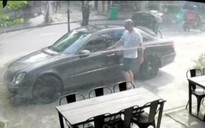 Ô tô “biến mất" trước hẻm nhà, camera ghi lại người nước ngoài nghi vấn