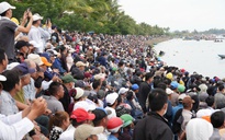 Hàng ngàn người dân Đà Nẵng quây kín bờ sông xem hội đua thuyền
