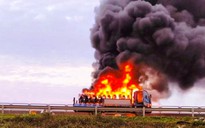 Ô tô tải chở xe máy ra Hà Nội bốc cháy trên cao tốc