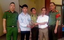 Thấy con vật quý bò lổm ngổm trong vườn, người dân liền bắt giao nộp