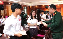 Bộ Chỉ huy Quân sự TP Đà Nẵng tặng quà cho sinh viên Lào