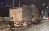 Clip va chạm tóe lửa trên cao tốc TPHCM - Long Thành, 1 tài xế tử vong