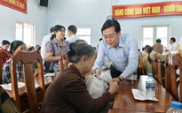 Lãnh đạo TPHCM thăm, chúc Tết và tặng quà cho người dân tại Vĩnh Long