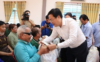 Phó Bí thư Thường trực Thành ủy TPHCM Lê Quốc Phong thăm, tặng quà tại Đồng Tháp