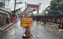 Kỹ sư dầm mình trong mưa lạnh để sửa chữa Cầu Long Biên