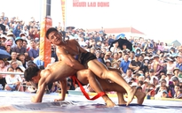 VIDEO: Xem những nhà vô địch SEA Games "đại náo" sới vật hội làng