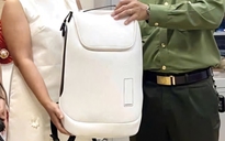Bên trong chiếc balo trắng bị bỏ lại sân bay Đà Nẵng