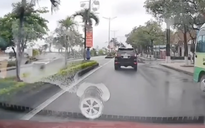 CLIP: Ô tô bật đèn cảnh báo nhưng nhiều lần "khóa lối" xe phía sau