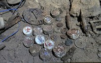 Tìm thấy hài cốt liệt sĩ trong hang đá, cùng tiền xu phát hành năm 1958