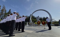 Hàng ngàn người dâng hương, hoa lên anh linh chiến sĩ Gạc Ma