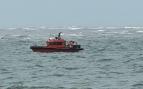 Sóng lớn đánh chìm thuyền ở cửa Gianh, một ngư dân mất tích