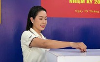 Văn nghệ sĩ nô nức đi bầu cử, gửi gắm niềm tin vào tương lai đất nước