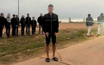 Nhóm thanh niên mang kiếm rượt chém người, nhưng bị nhầm đối thủ