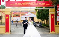 Cô dâu, chú rể mặc áo cưới đi bầu cử