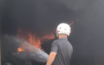 Cháy dữ dội xưởng sản xuất phao ở TPHCM