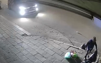 Tài xế ô tô tông bị thương người phụ nữ đứng trên vỉa hè rồi rời khỏi hiện trường