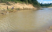 Không cứu được bạn đuối nước, nhóm học sinh quay về báo với thầy cô