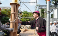 Khoảnh khắc đưa 2 Thánh giá mạ vàng lên tháp Nhà thờ Đức Bà Sài Gòn