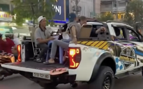 Ngang nhiên ngồi thùng xe bán tải ăn uống giữa đường ở TPHCM