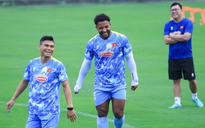 Nguyễn Xuân Son khiến HLV Kim Sang-sik "hú vía"