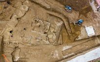 Xây ký túc xá, lộ ra 3 ngôi mộ cổ chứa “vật thể lạ”