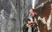 20 phút giải cứu cháu bé bị mắc kẹt giữa hai bức tường nhà ở TPHCM