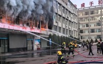 Khói lửa bao trùm  tòa nhà cao tầng ở Trung Quốc, hàng chục người thương vong