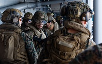 Mỹ tung soái hạm USS Tripoli và dàn tàu chiến tới Trung Đông