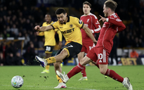 Liverpool thua sốc phút bù giờ, Wolverhampton triệt hạ tiếp "ông lớn"