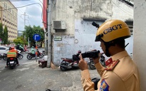 Người tùy tiện băng qua đường sắt ở TPHCM "hết đường chối cãi"