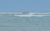 Tàu cá lật ở cửa biển Nhật Lệ: 7 ngư dân rơi xuống biển, 1 người tử vong