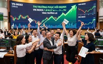 Chứng khoán ngày 4-3: Rơi tự do gần 50 điểm rồi bật xanh, một cổ phiếu bất ngờ “tím lịm”