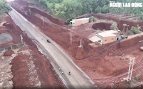 Vụ nhiều nhà dân nằm cheo leo bên mép vực: Tạm dừng thi công đoạn hạ cốt nền đường