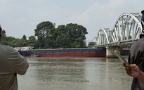 Sà lan va cầu Ghềnh, nhiều người đi xe máy ngã nháo nhào, hiện trường đang được xử lý 