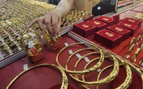 Giá vàng hôm nay 9-3: Vàng lao dốc, dầu vượt 100 USD/thùng