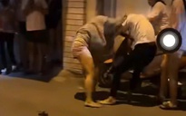 VIDEO: Hai nhóm phụ nữ đánh nhau, nhiều người vây quanh quay clip
