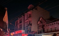 Vụ cháy nhà trọ ở TPHCM: Lính cứu hộ băng mình xuyên qua khói lửa cứu người