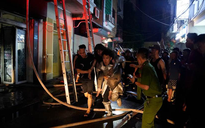 Giải cứu 5 người trong vụ cháy ngôi nhà 6 tầng lúc nửa đêm