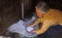 VIDEO: Chị gái nhanh trí ôm em nhỏ lao khỏi giường khi mưa đá ầm ầm dội xuống