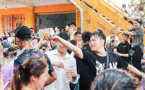 TPHCM: Hàng ngàn người đổ về chùa Chantarangsay tắm Phật, té nước cầu an