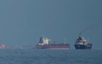 Hải quân Iran nổ súng ở eo biển Hormuz