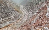 VIDEO: Mưa đá phủ trắng đồi núi 