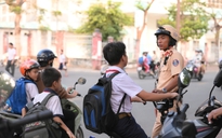CSGT TPHCM đang xử phạt học sinh vi phạm giao thông