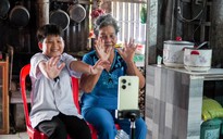 Chàng trai tí hon và lời hứa với bà nội: "Con sẽ đậu đại học, con làm được!"