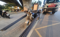 Xe ba gác chở sắt thép dài ngoằng sẽ bị CSGT TPHCM xử nghiêm