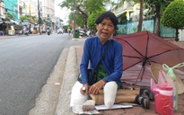 Người bán vé số dạo thêm hy vọng